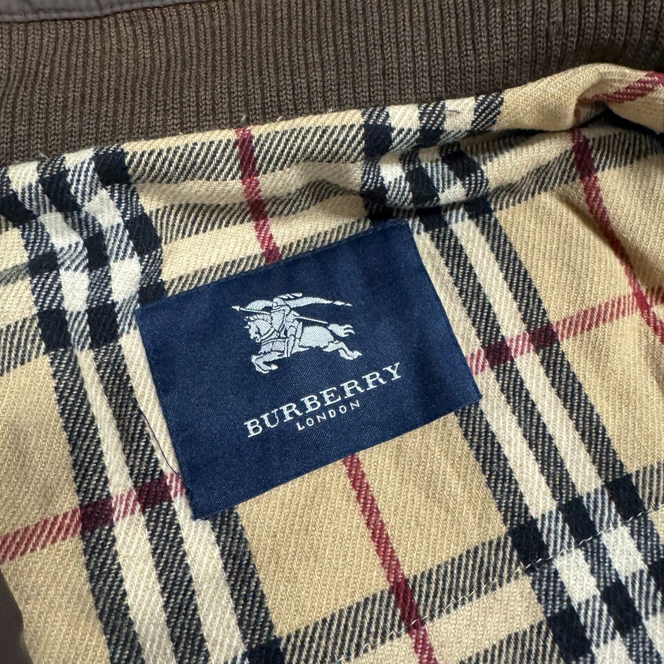 Burberry Giacche: Vintage Burberry brown rain jacket – Usato da St. Gallen venduto da sourced_limited 2