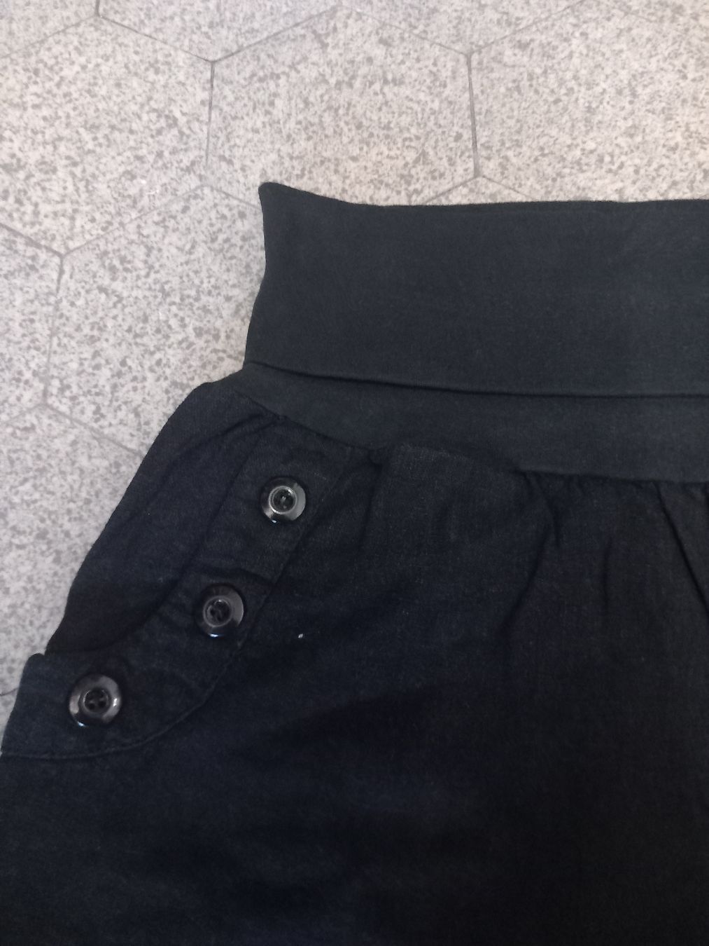 Pantaloni: Pantalon noir en lin et viscose taille élastique – Usato da Faoug venduto da per_kp6r 1