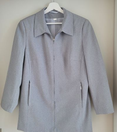 Damen Jacke grau mit Reissverschluss Grösse 42 neuwertig