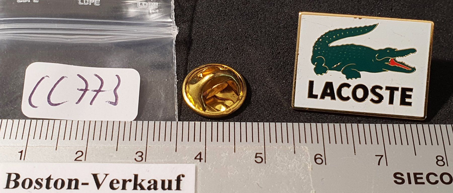 Lacoste Plaketten & Abzeichen: CC773 - Pin LACOSTE Krokodil Logo – Gebraucht aus Reinach BL von Boston-Verkauf 1