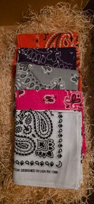 Foulard & Sciarpe: Scarf designed in the USA – Nuovo (secondo la descrizione) da Chur venduto da ACE18 1