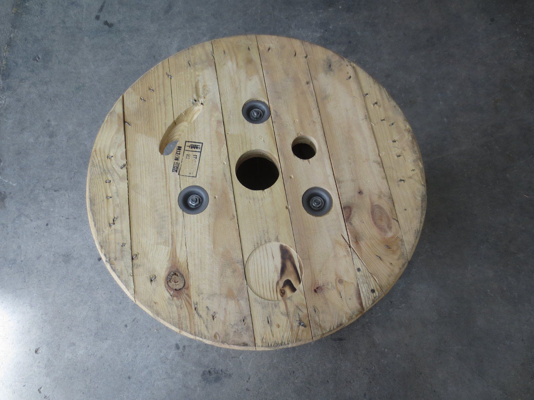 Articoli in legno: Massive Kabeltrommel , Bobine , Leergebinde , Hocker , Tisch – Usato da Sulz LU venduto da Elektrofachverkauf 2