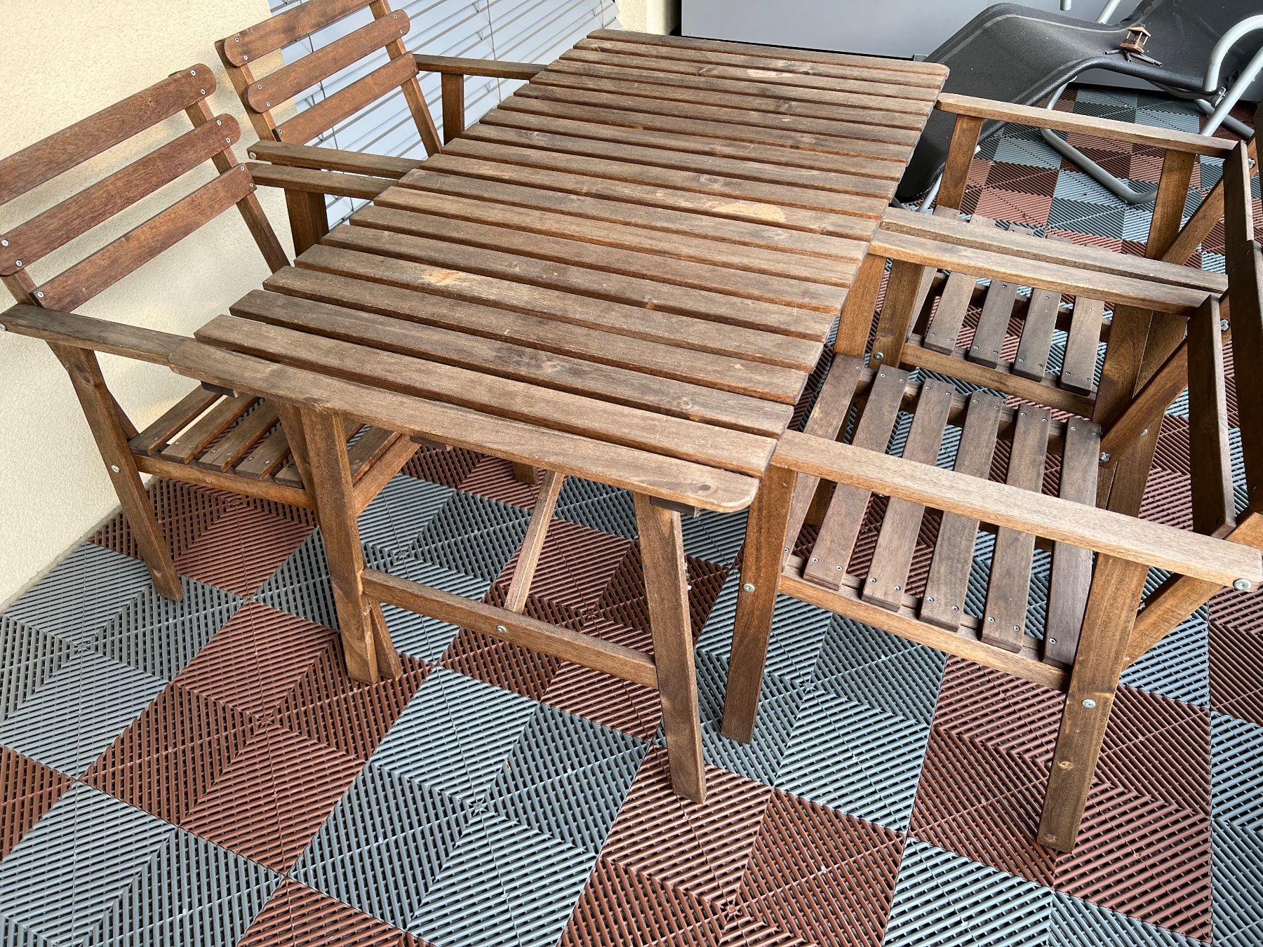 Set di tavolo e panche: IKEA Gartentisch aus Holz mit vier Stühlen – Usato da Bettlach venduto da Tradenet100 1