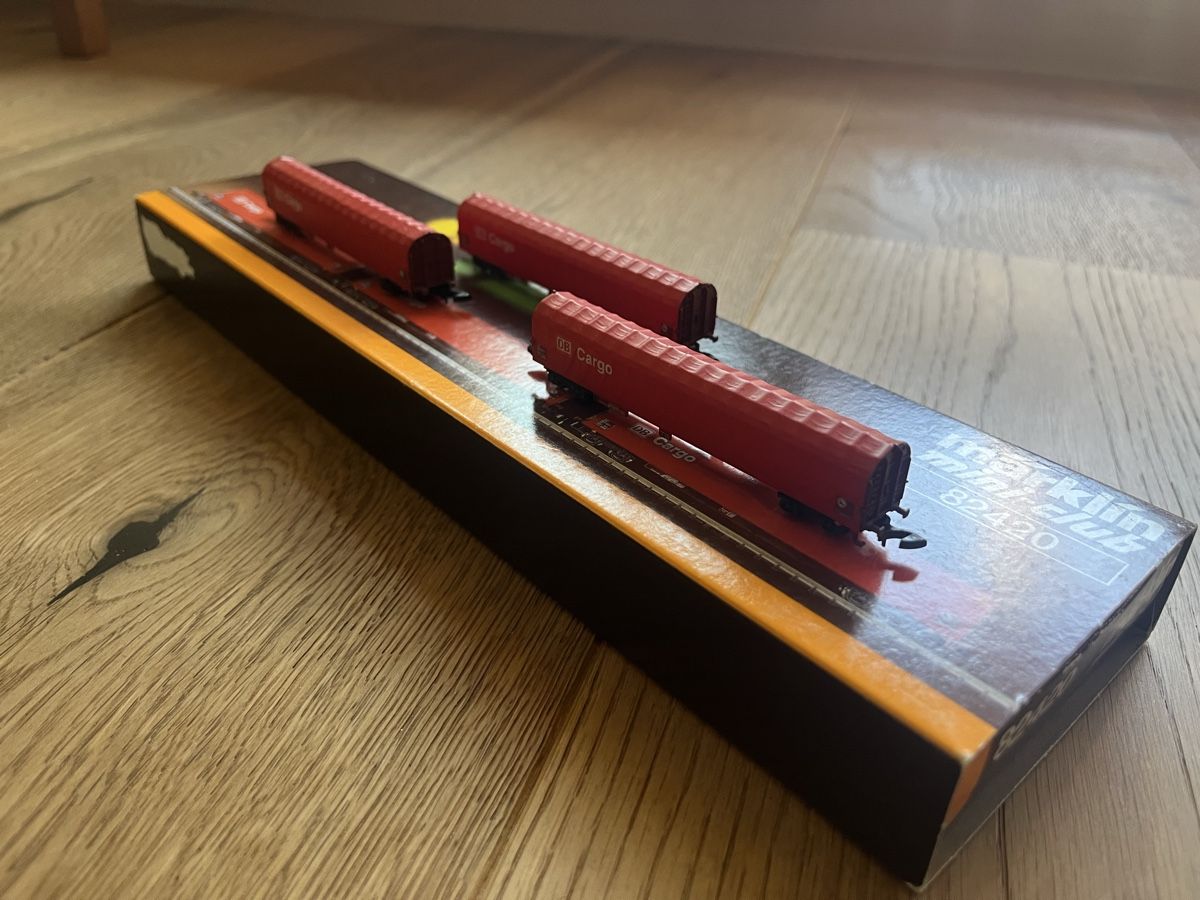 Märklin Modellini di ferrovie: Märklin 82420 Z Planenwagen-Set Rils 652 DB Cargo 3-tlg – Usato da Rümlang venduto da Snejser 4