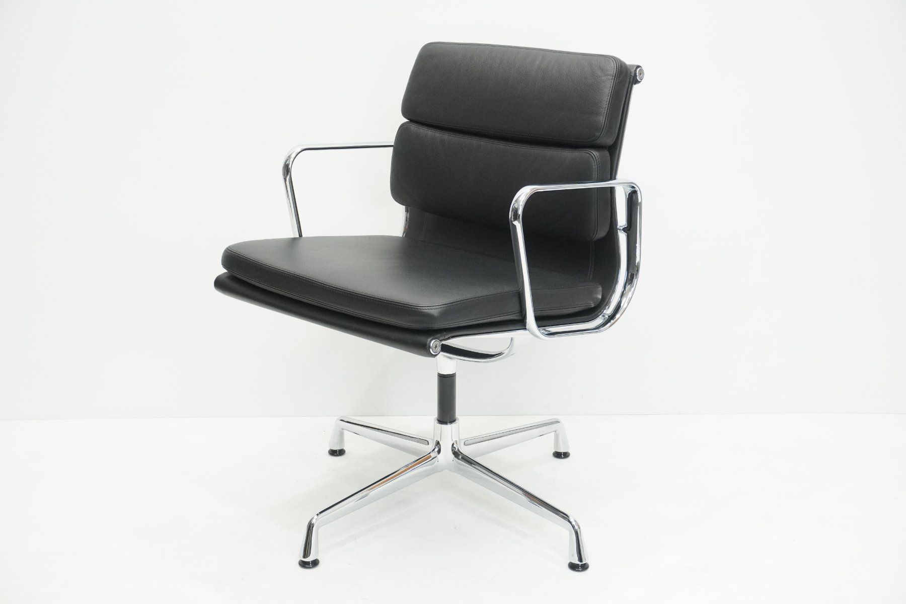 Vitra Sedie: Original Vitra Eames Soft Pad EA208 Leder nero neuwertig – Usato da Bad Zurzach venduto da QLASSIQ 3