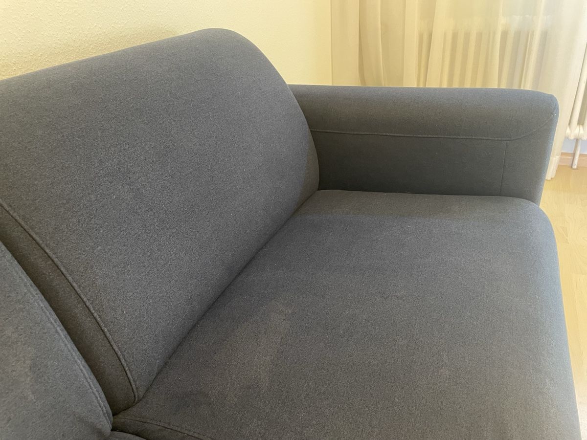 Sofas: Blaues Sofa mit Holzfüssen – Gebraucht aus Basel von hullubu 1