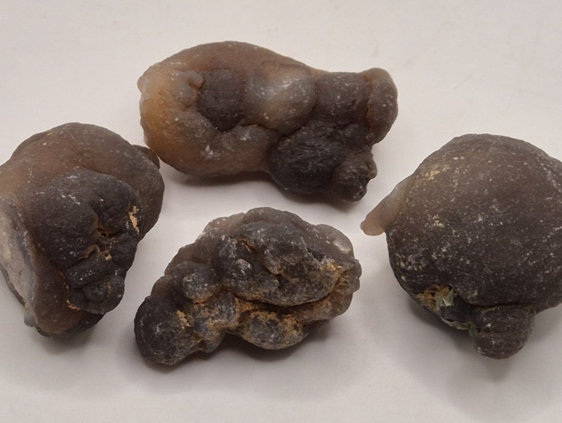 Minerali & Pietre curative: Lot Calzedon - Knollen – Nuovo e nell'imballaggio originale da Winterthur venduto da LukasMineralienOase