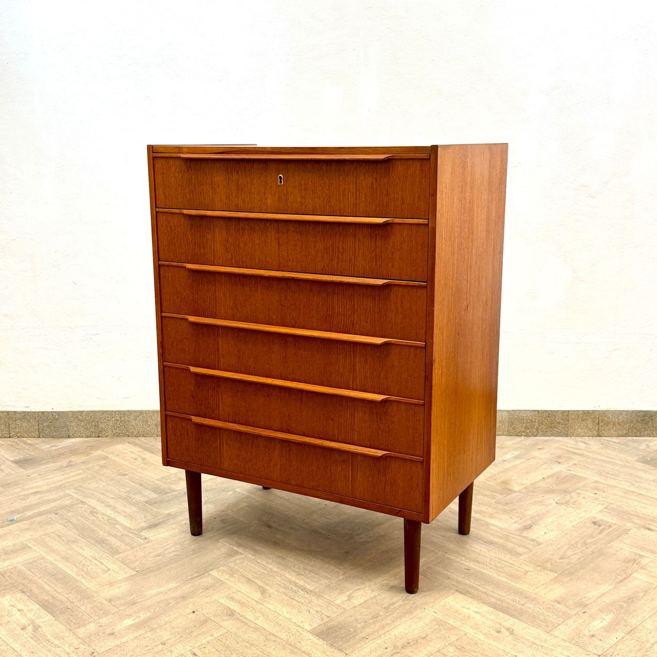 Cassettiere: Mid Century dänische teak Kommode – Usato da basel venduto da futureforyesterday 3