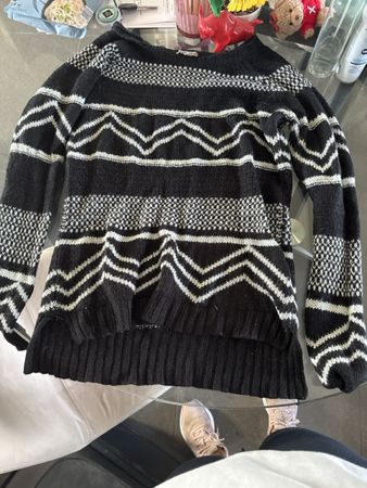 Pull chaud en maille noire et blanche motif géométrique tail