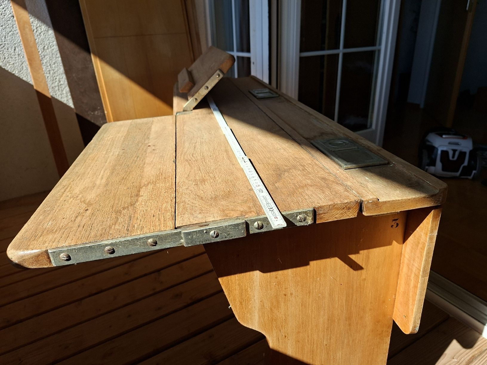 Scrivanie: Alter Schulpult aus Holz, klappbar  – Usato da Oberstammheim venduto da SereinaS 3