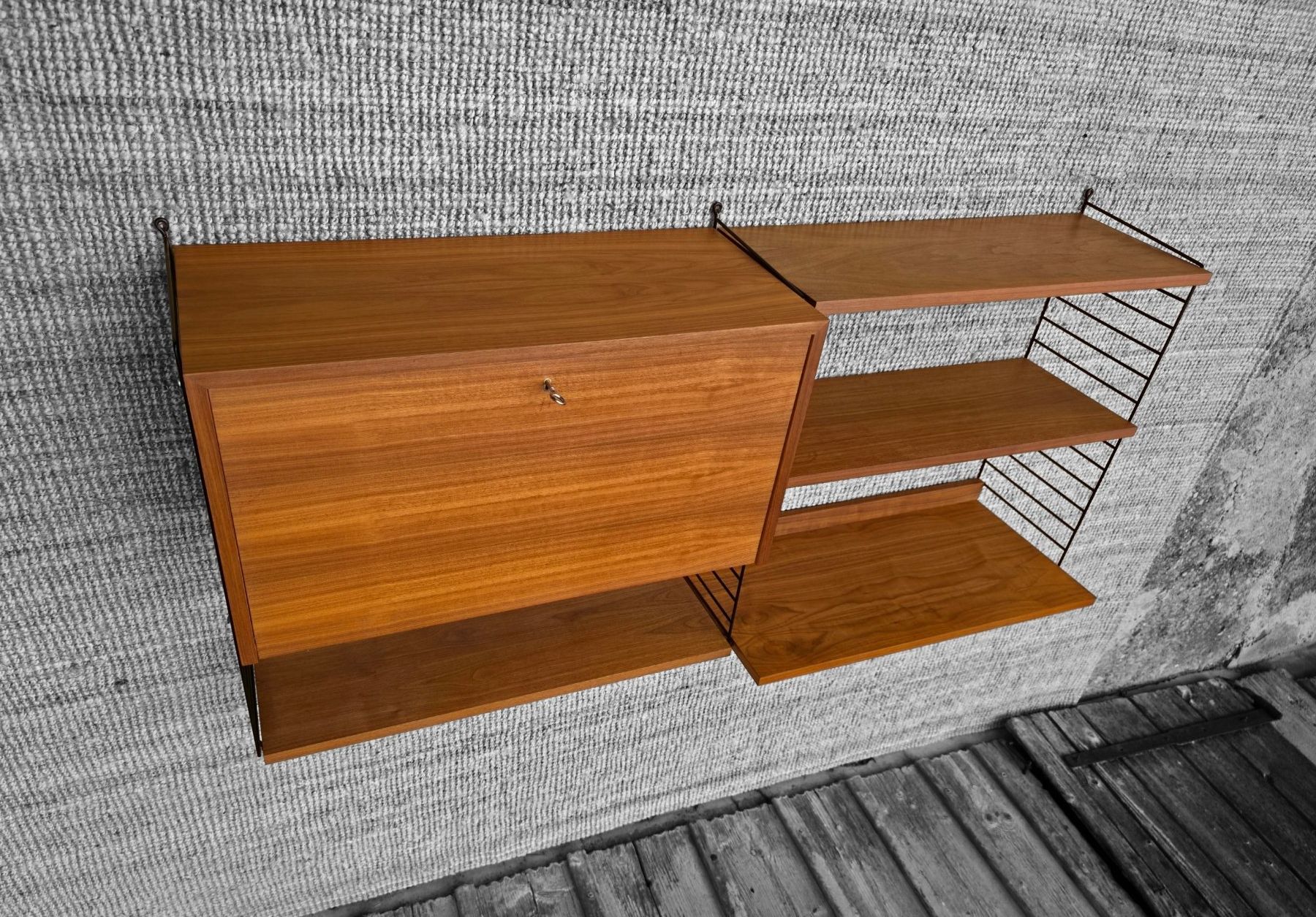 String Scaffali: Originales  Mid Century Stringregal  in Nussbaum – Usato da Haslen AI venduto da Vintagelix 1