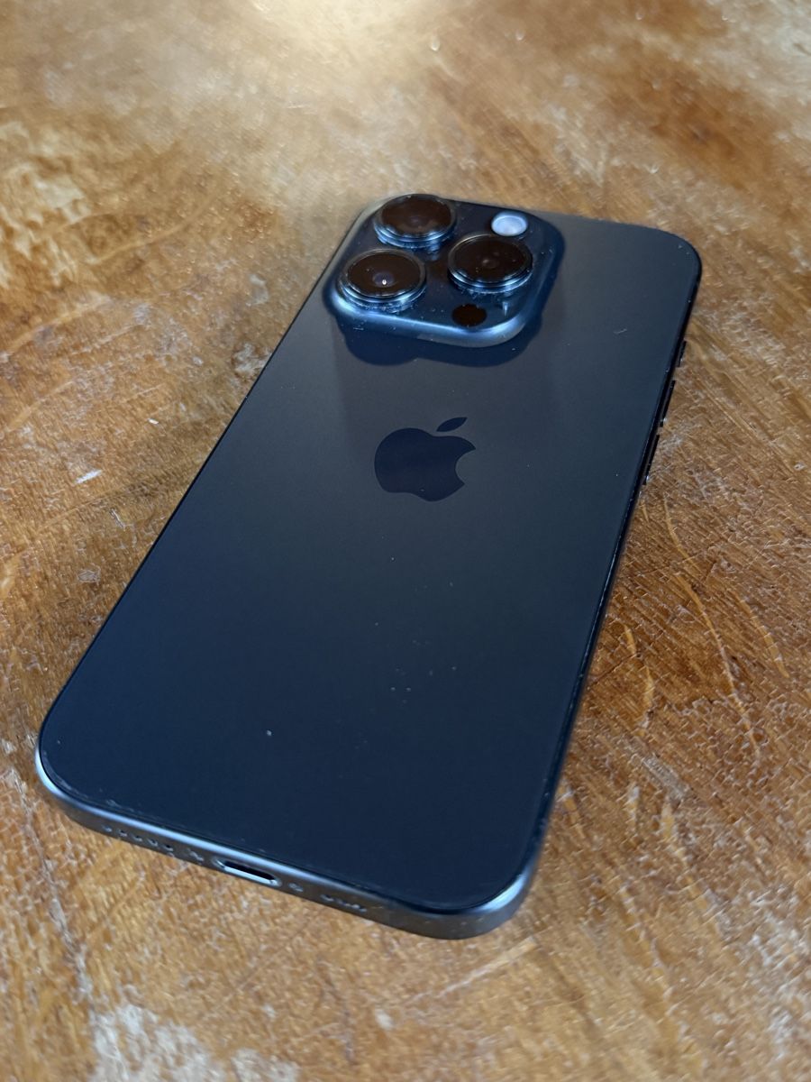 Apple Portables: Iphone 15 Pro iCloud locked – Défectueux à Emmen par NathanVialon 2