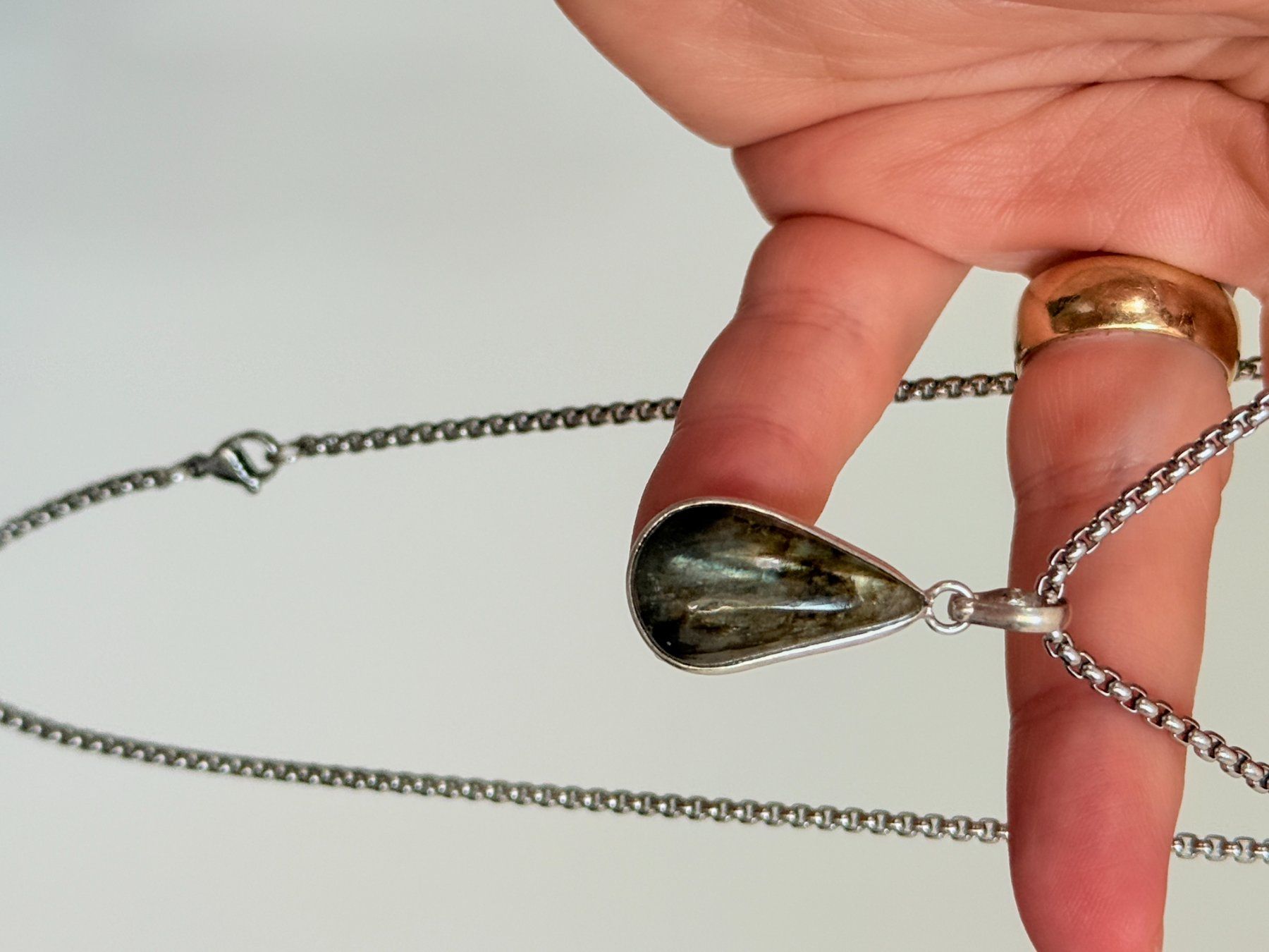 Ketten: Fashionable labradorite necklace – Neu und originalverpackt aus Genève von AGBERG 3