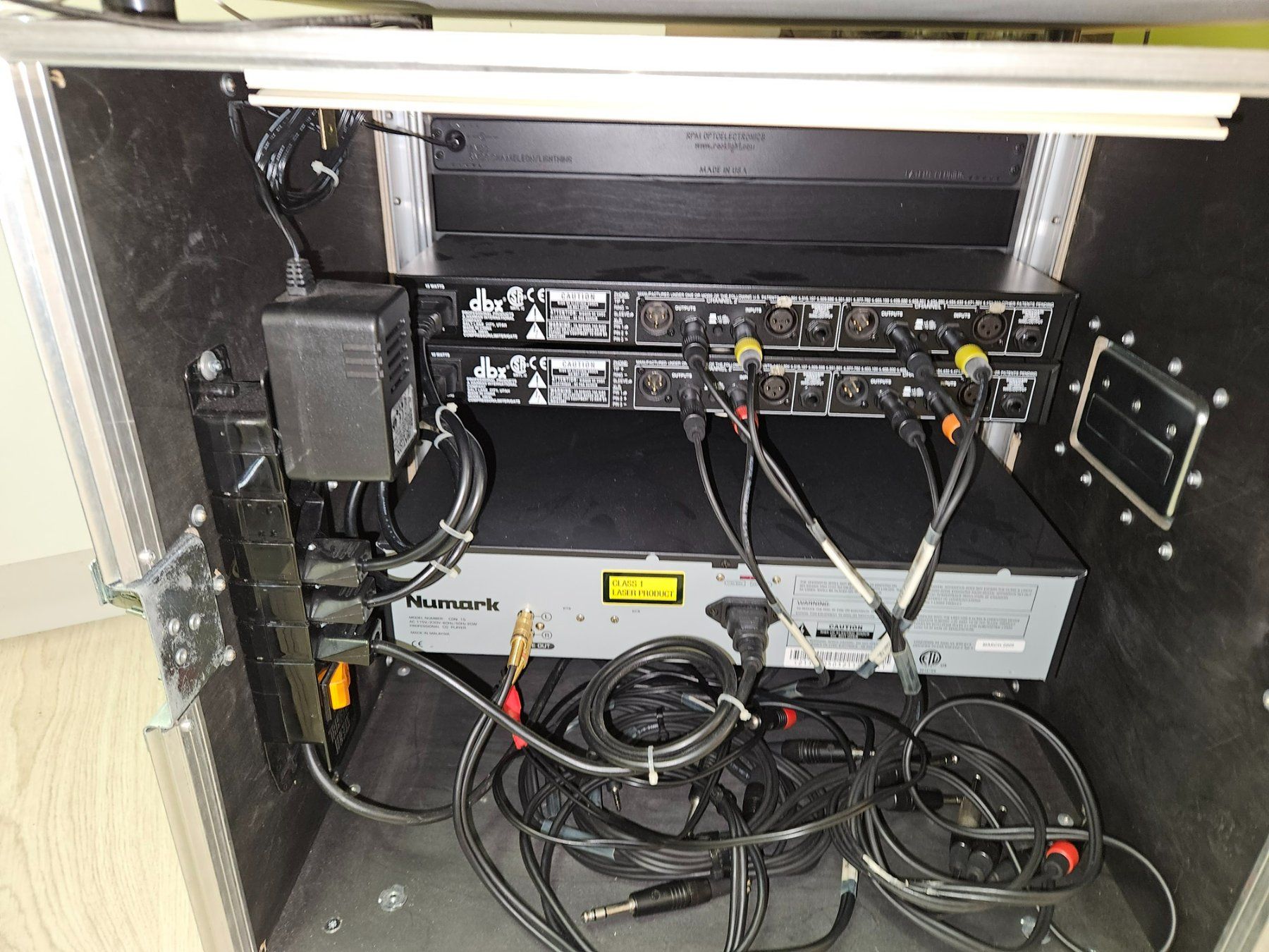 Sonstiges Zubehör: Rack 10HE, DBX Kompressoren, CD Player, Licht inkl. Kabel – Gebraucht aus Nesselnbach von Rockmania 1