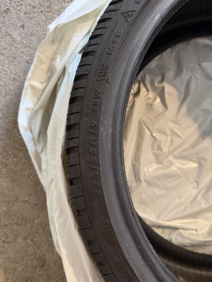 Pneus & Roues: Winterpneu Dunlop 225 / 35 R19 – D'occasion à Bäretswil par claemaens 1