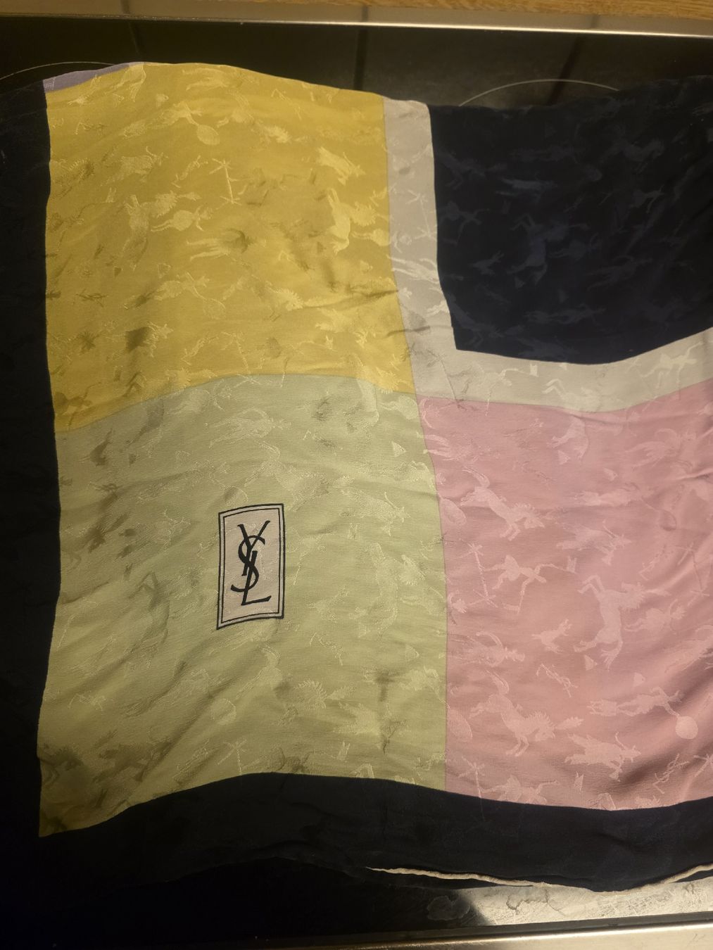 Saint Laurent Foulard & Sciarpe: Foulard Yves saint Laurent – Usato da Unterentfelden venduto da cassy90 1