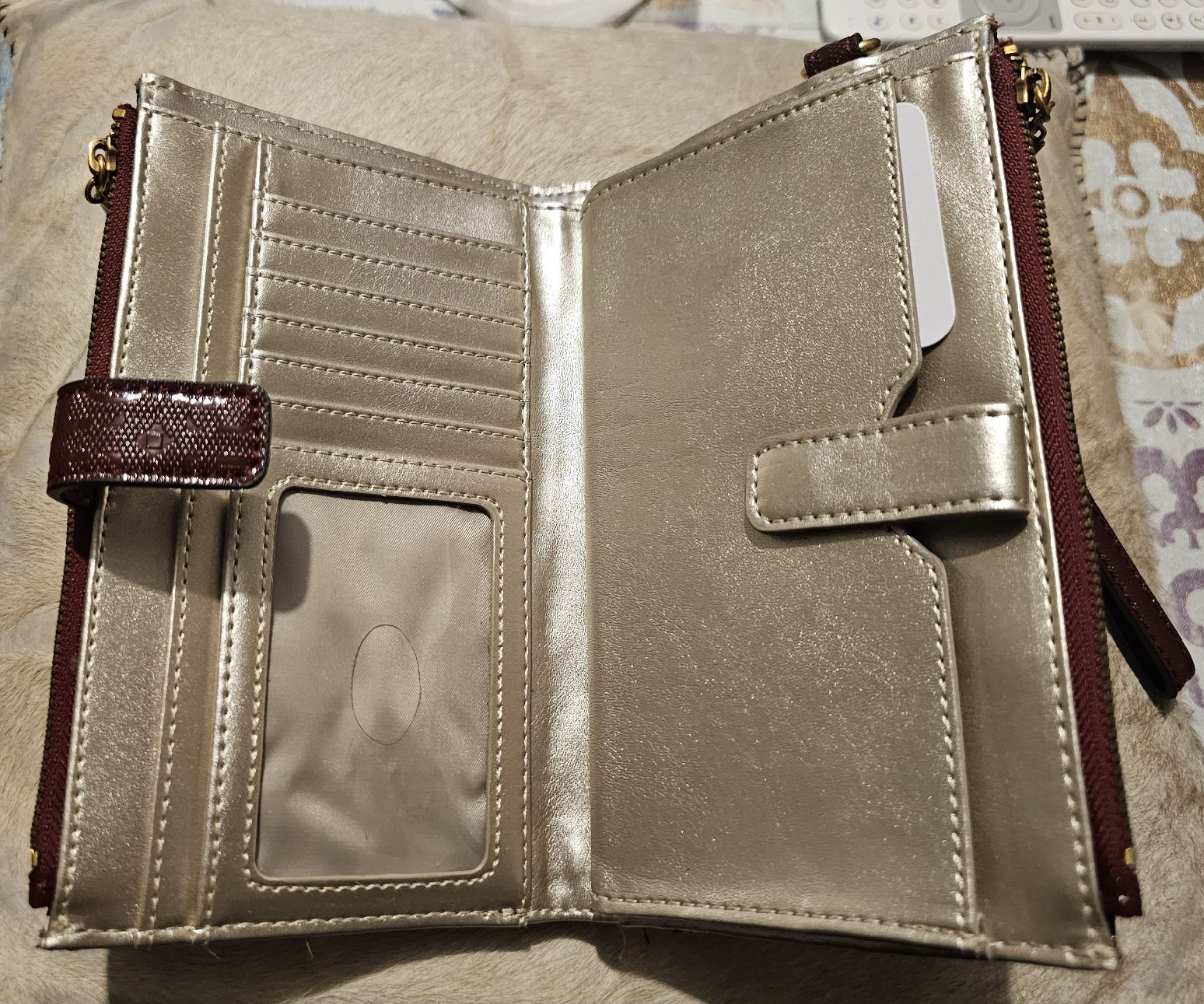 Guess Portamonete: Portefeuille GUESS bordeaux matelassé - Élégant et compact. – Nuovo e nell'imballaggio originale da HENNIEZ venduto da mjm_vp6n 2