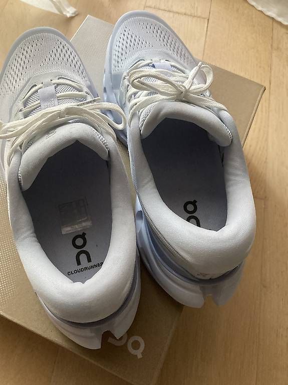 On Chaussures femmes: On Cloudrunner 3 Gr 42 Damen – Neuf (Voir description) à Zürich par Wg02 3