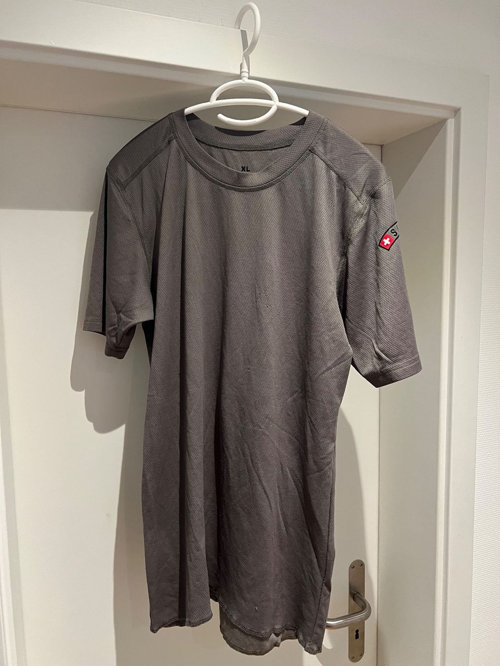Schweizer Armee Kleiderpakete: Verschiedene Schweizer Militär Shirts & Gnäggis – Gebraucht aus Zürich von luc_tx6w 3