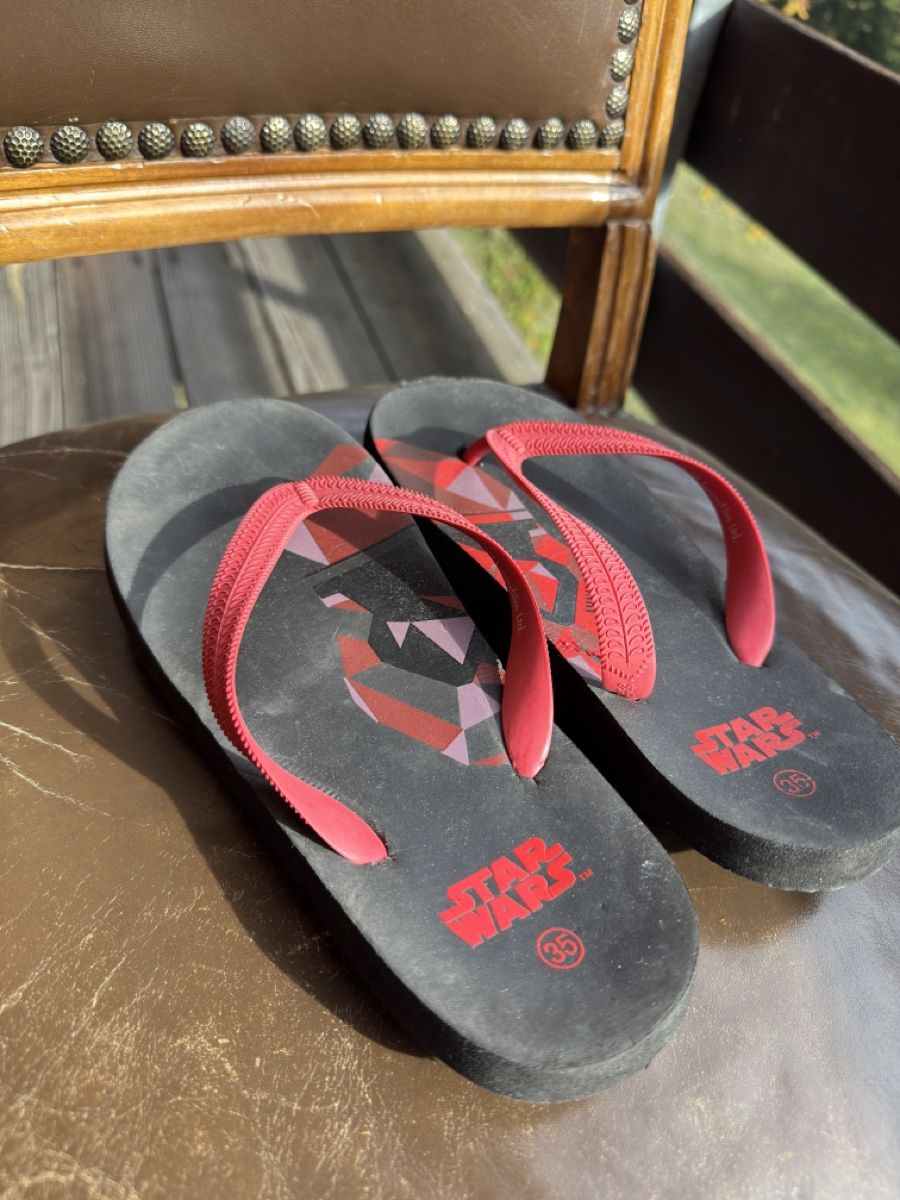 Herrenschuhe: Star Wars Flip Flops black red size 35 – Gebraucht aus Sion von sof_97f5