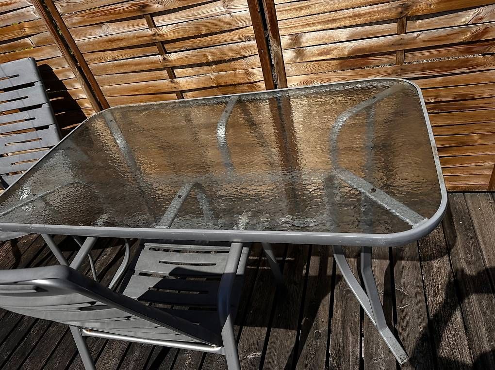 Set di tavolo e panche: Tisch und 5 Stühle+ abdeckung  – Usato da Amriswil venduto da tati.bdn 1