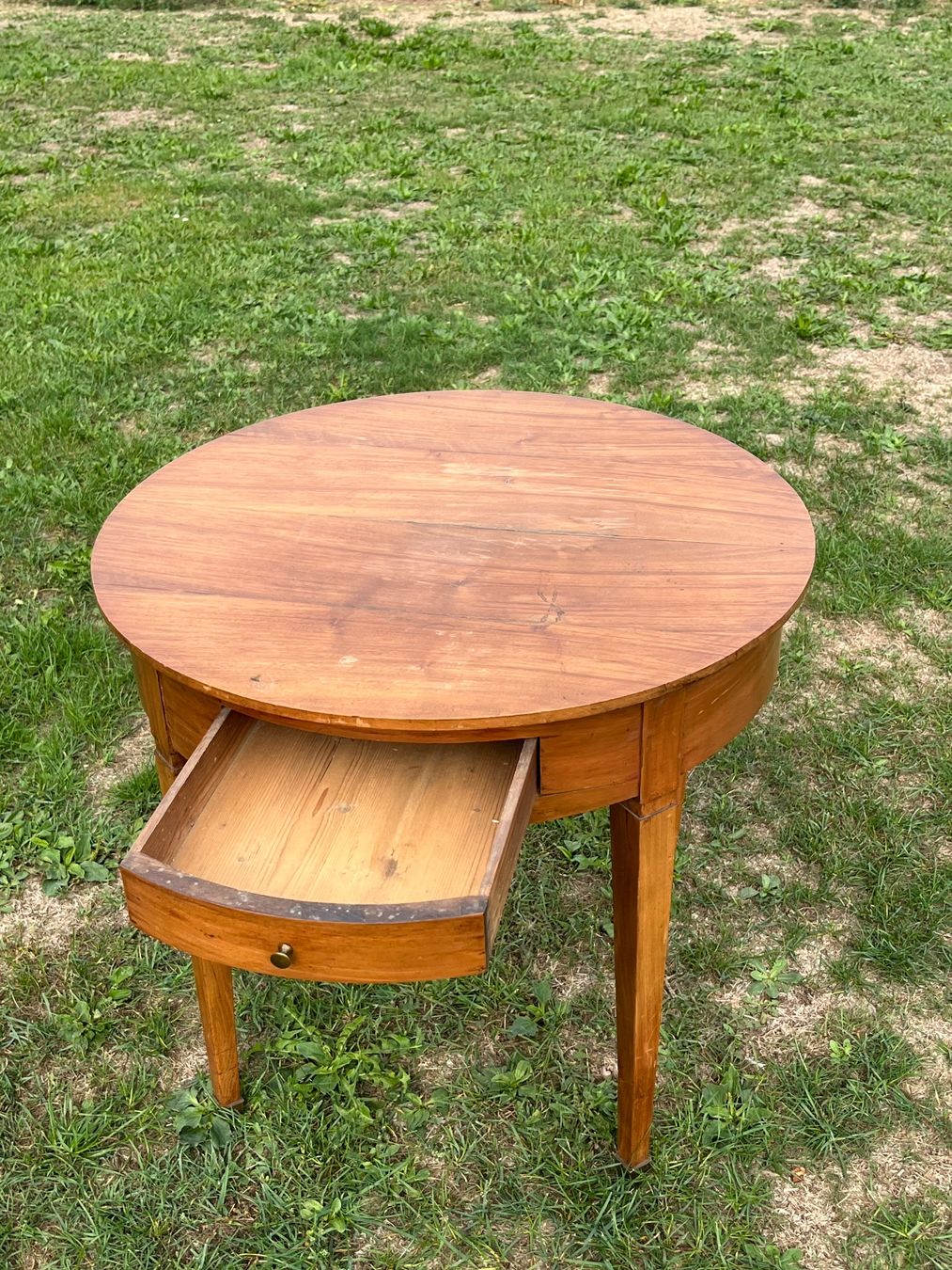 Tische: Tisch Rund mit Schublade – Gebraucht aus Allmendingen b. BE von juair 2