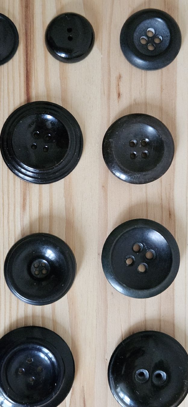 Bottoni: 14 boutons anciens noir de 2 à 3,5cm – Usato da Carouge GE venduto da Lea000 3