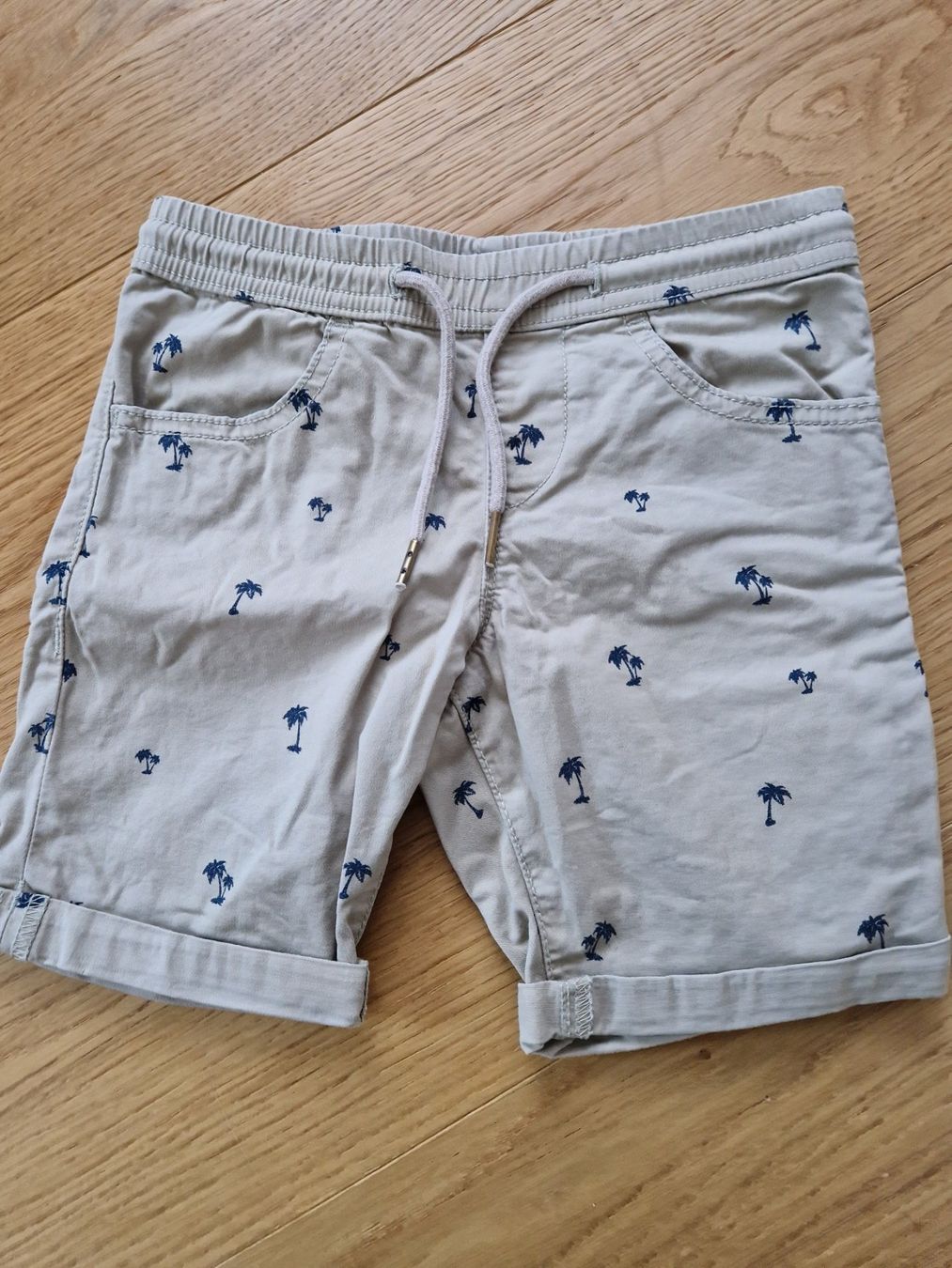 We Hosen: Chino Hose kurz Gr. 104 – Gebraucht aus Davos-Dorf von Bpelikan