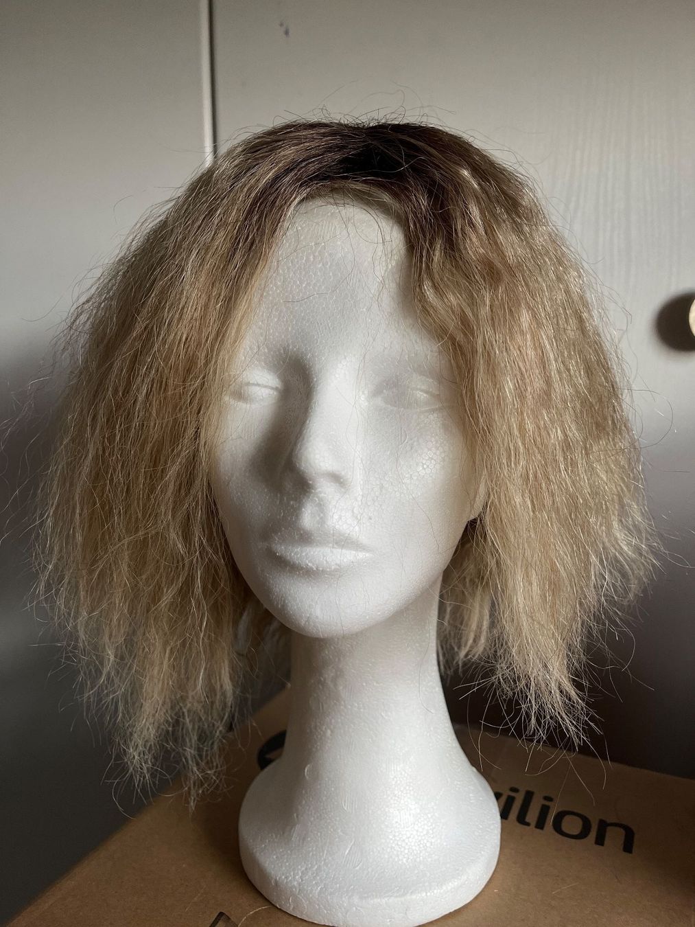 Parrucche: Perücke Mittellang gewellt Blond mit dunklem Ansatz – Usato da Frauenfeld venduto da Andadaa