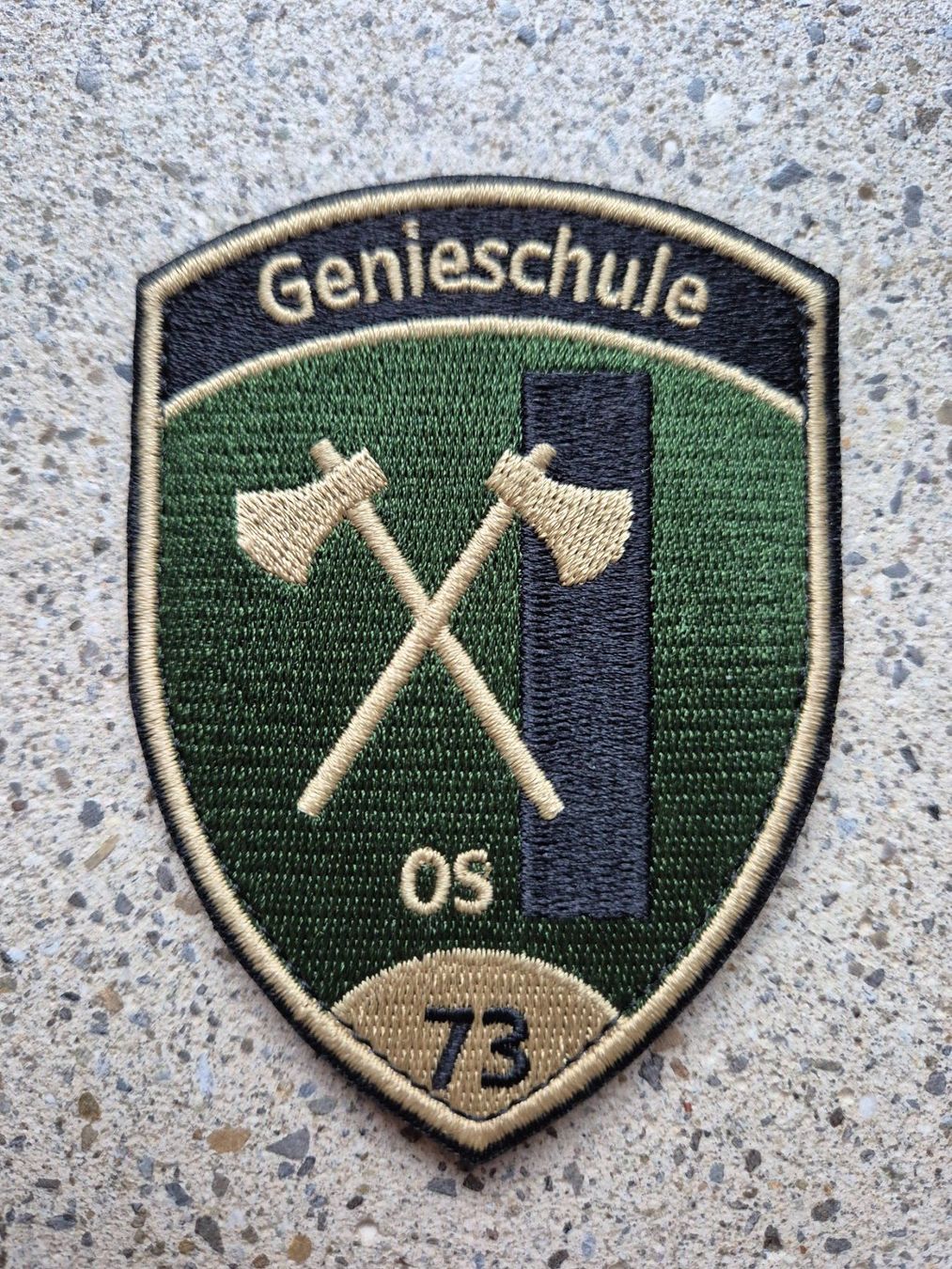 Schweizer Armee Placchette & Badge: *** Badge Genieschule OS 73 mit klett *** – Nuovo e nell'imballaggio originale da Riedholz venduto da fr_sIruP