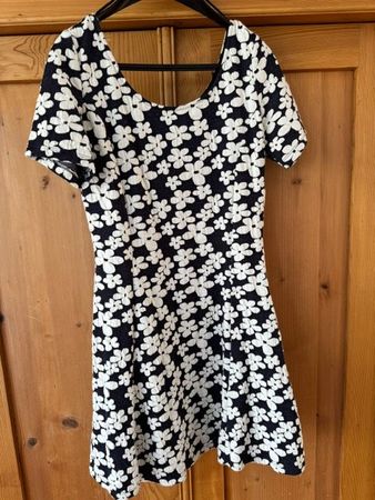 Kleid schwarz-weiss mit Blumenmuster - Grösse M