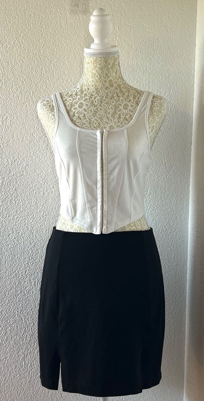 Top: White corset top – Nuovo (secondo la descrizione) da Otelfingen venduto da houseofstae