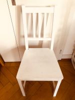Weisser Holzstuhl, zeitlos und stabil für jedes Zimmer.