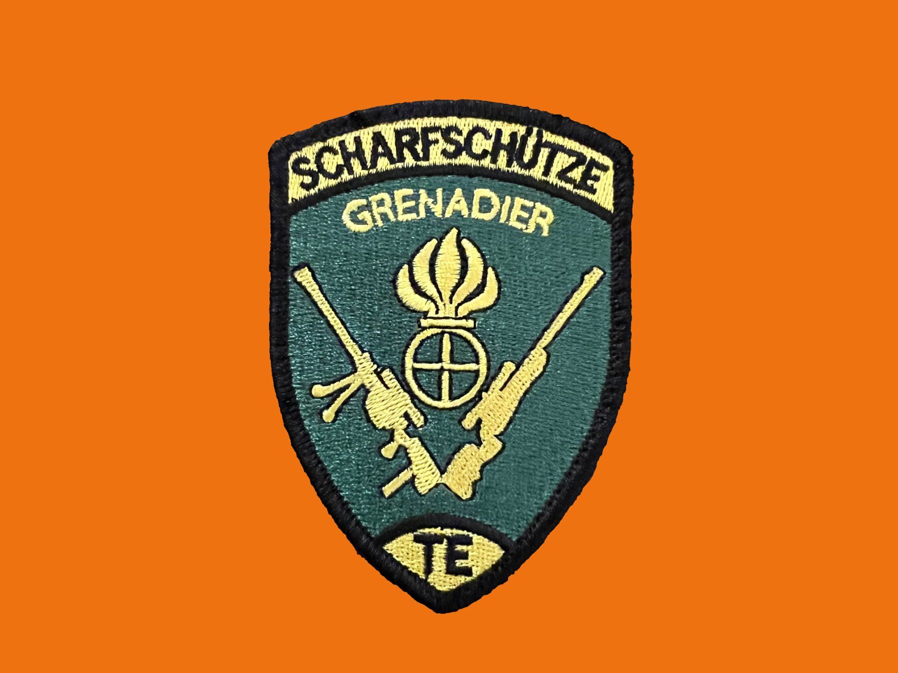 Schweizer Armee Placchette & Badge: Badge Grenadier Scharfschütze TE mit Klett – Nuovo e nell'imballaggio originale da Fruthwilen venduto da speex