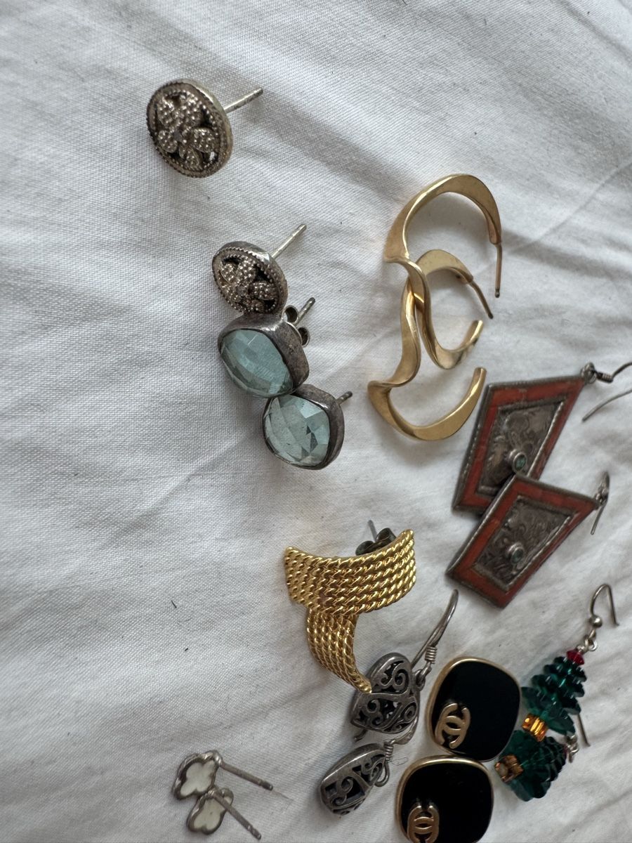 Orecchini pendenti & Orecchini a lobo: Assortiment de boucles d'oreilles – Usato da Genève venduto da lejardindesvetements 1