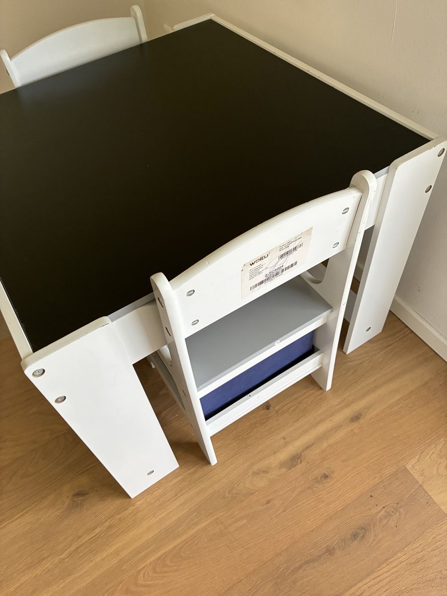 Set di tavolo e panche: Kindertisch mit 2 Stühle und Stauraum – Usato da Saland venduto da Francyherrera 1