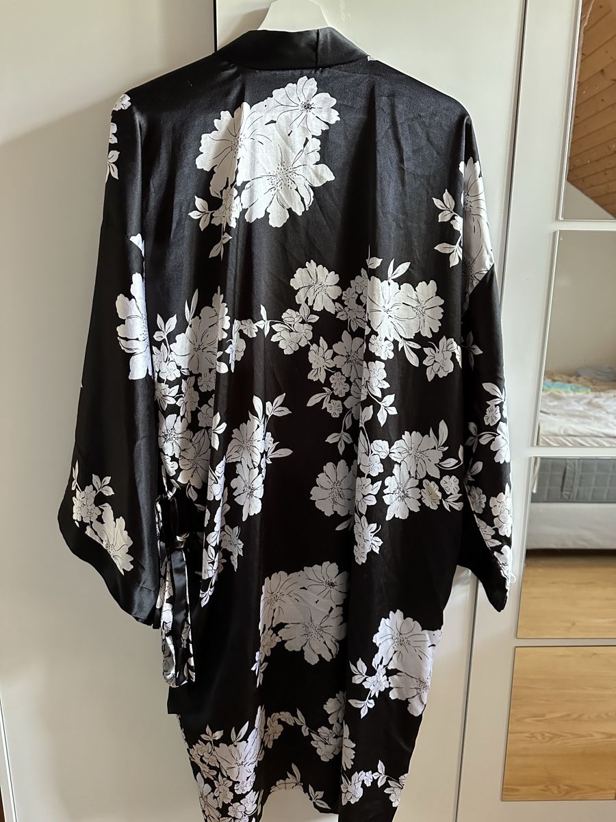 Arte internazionale: Schwarzer Kimono mit Blumenmuster - Grösse Unisize – Usato da Münsingen venduto da Secondhand89 2
