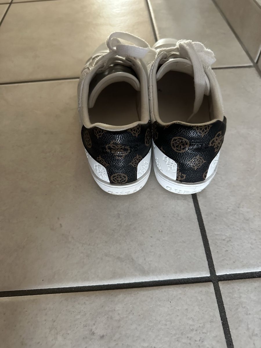 Guess Scarpe da donna: Guess, Grösse 40, Weiss mit Gold-Details – Usato da Remigen venduto da ana_no 1