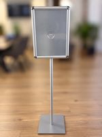 Vertikaler Infoständer Standardausführung