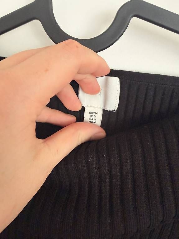 Top: Schwarzes Rippen-Top – Usato da Neuenegg venduto da sina.lndr 1