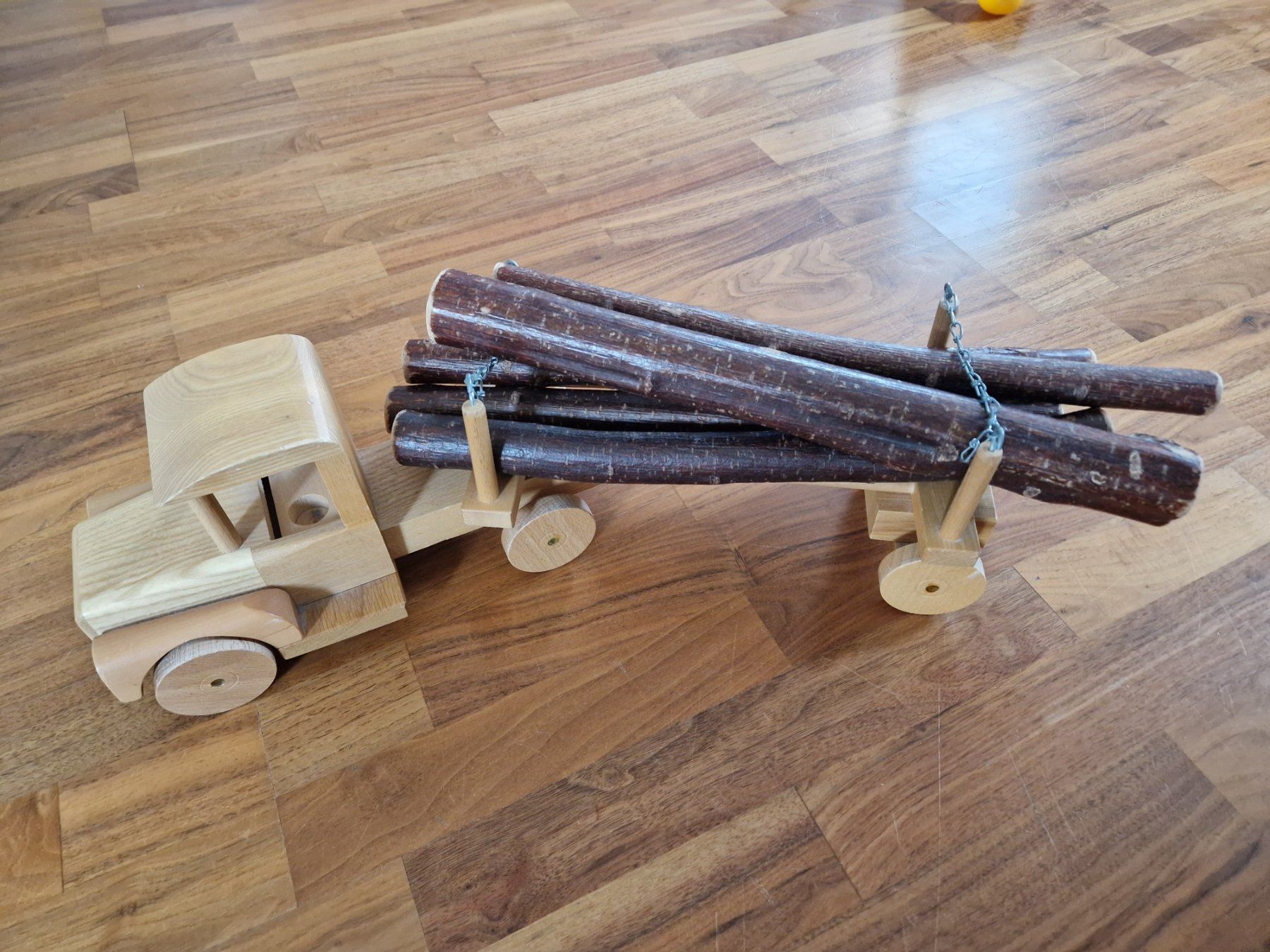 Giocattoli: Schöner Holzlastwagen mit Anhänger – Usato da Birsfelden venduto da Fuerte0106