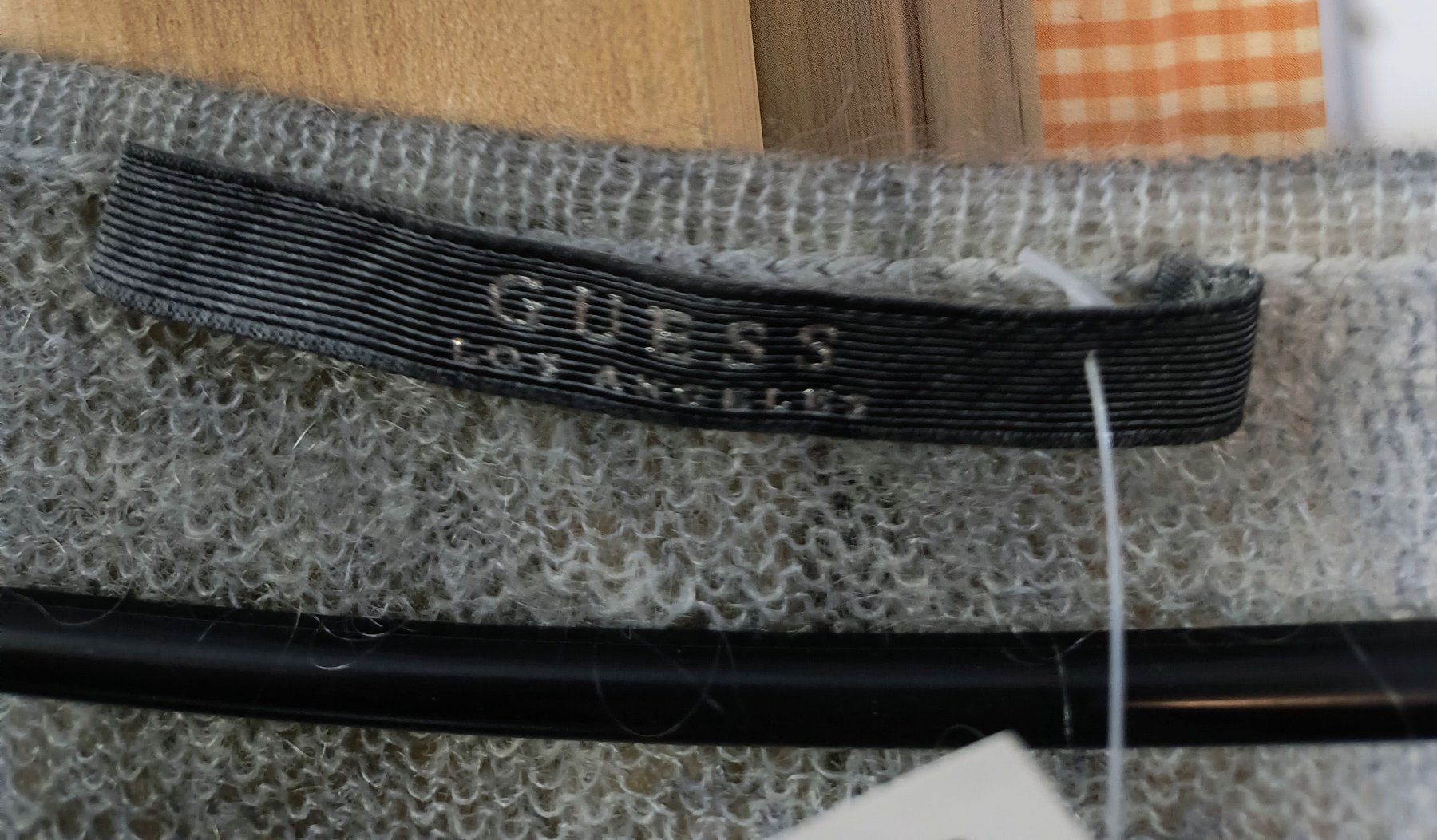 Guess Maglioni & Felpe: Guess Pullover mit Rosenmuster, Damen Grau-Schwarz, Grösse M – Usato da Oberweningen venduto da Bumblebee2 2