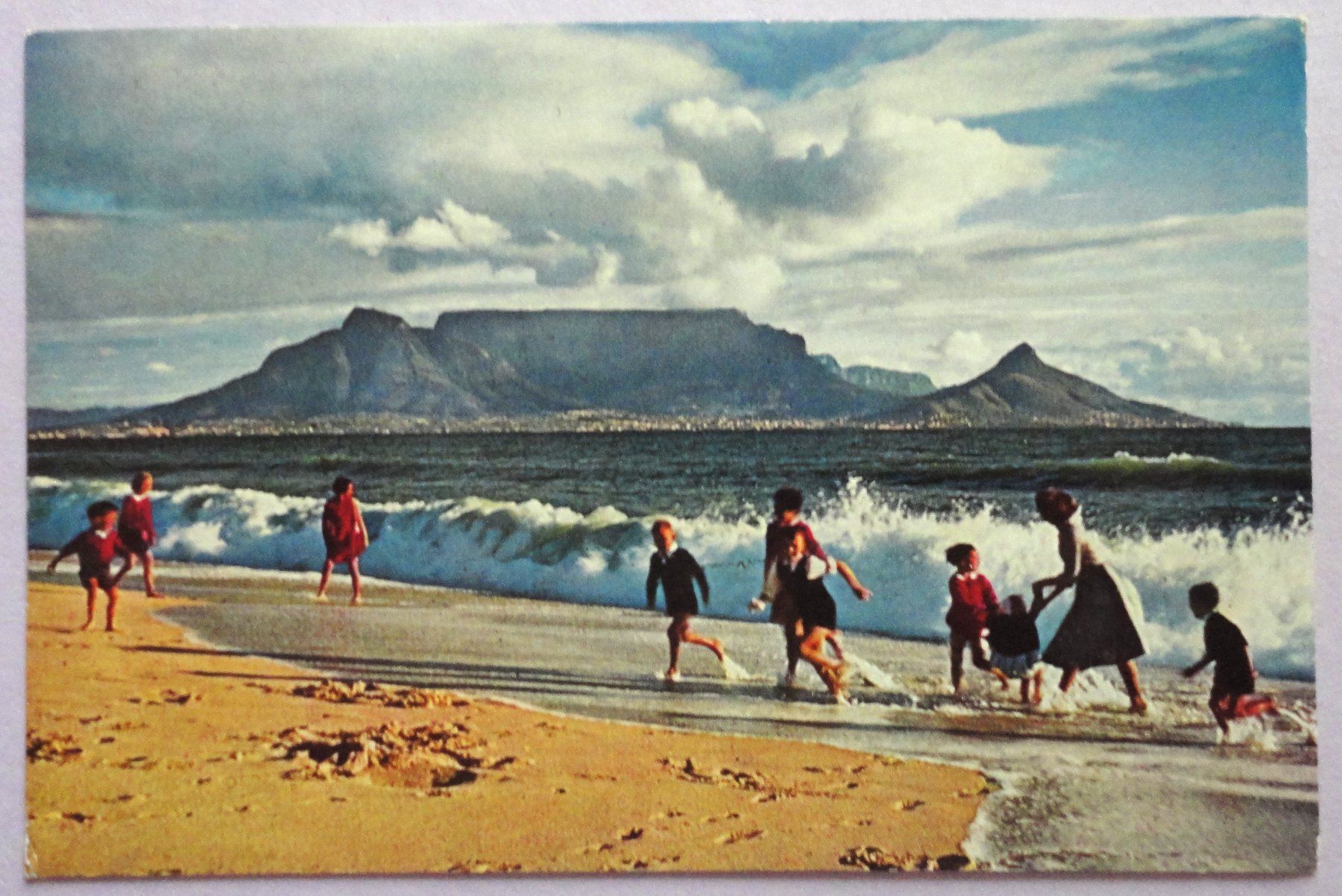Cartoline postali: Table Mountain towers above Cap Town – Usato da Fétigny venduto da Billy2miny