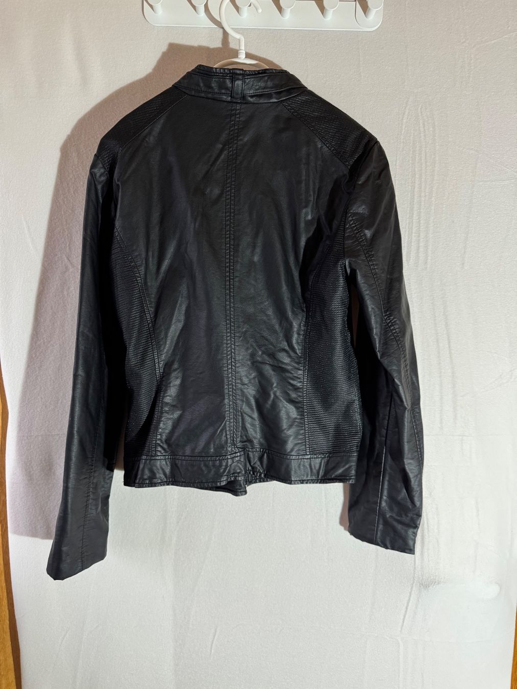 Guess Giacche: schwarze Kunstlederjacke von Guess Gr. L – Nuovo (secondo la descrizione) da Grosswangen venduto da second_hand_dress 1