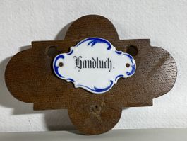 Porzellanschild antik auf Holzbrett