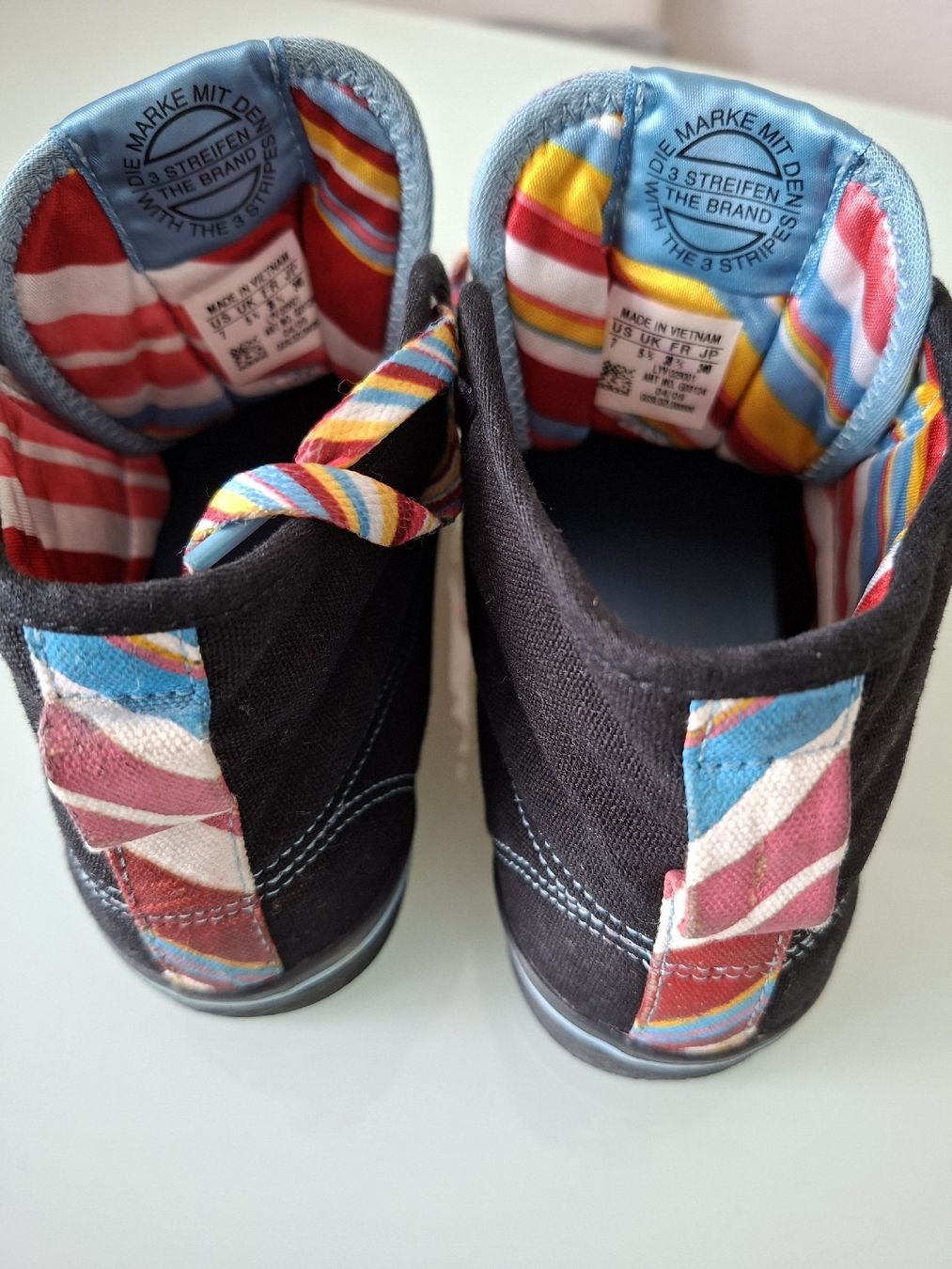 Chaussures femmes: Baskets basses Adidas noires avec lacets multicolores – D'occasion à Renens VD par ser_j2fn 1