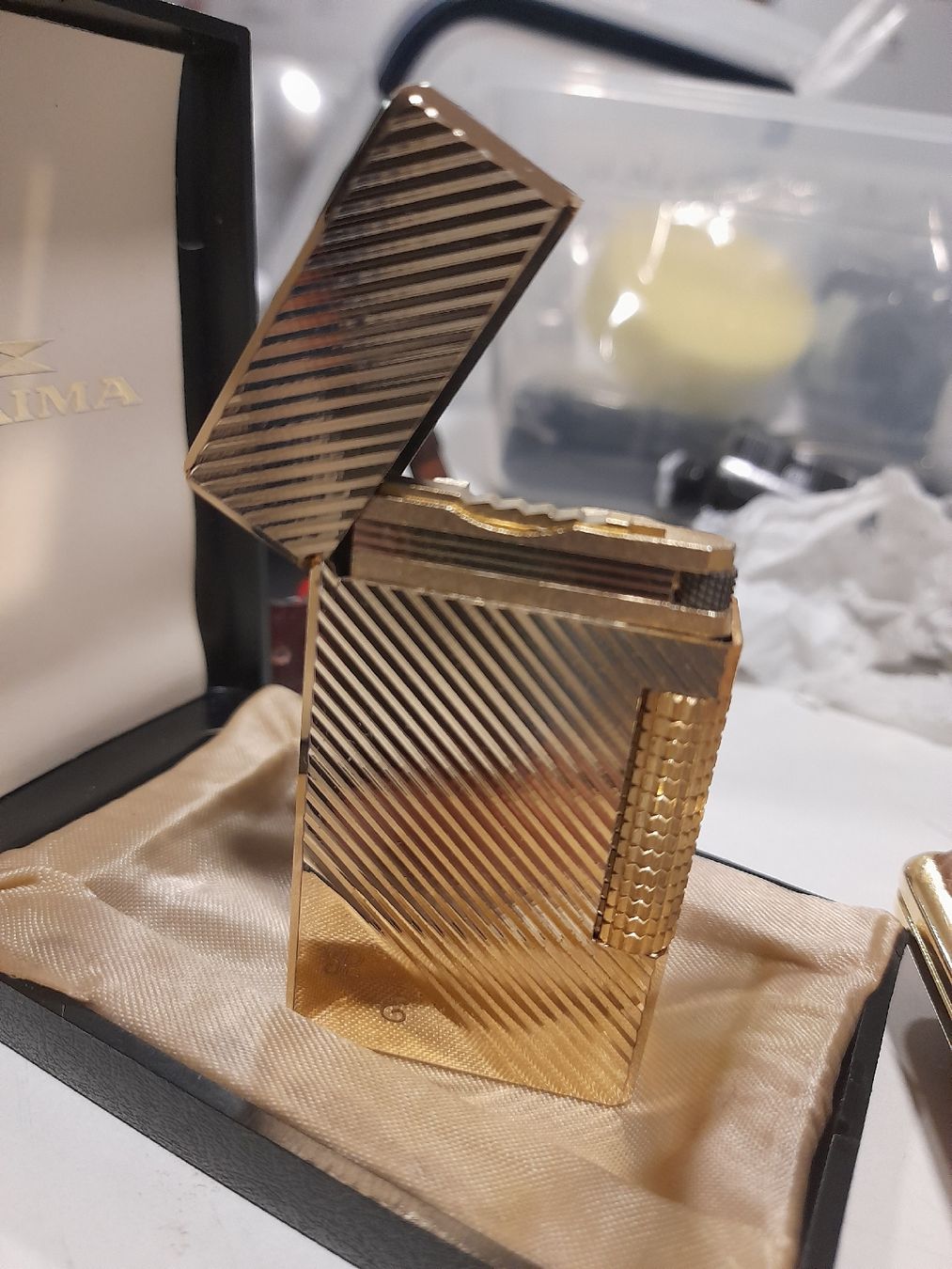 Accendini: Zaima lighter gold case striped with monogram K E – Usato da Richterswil venduto da ara_9vyr 4