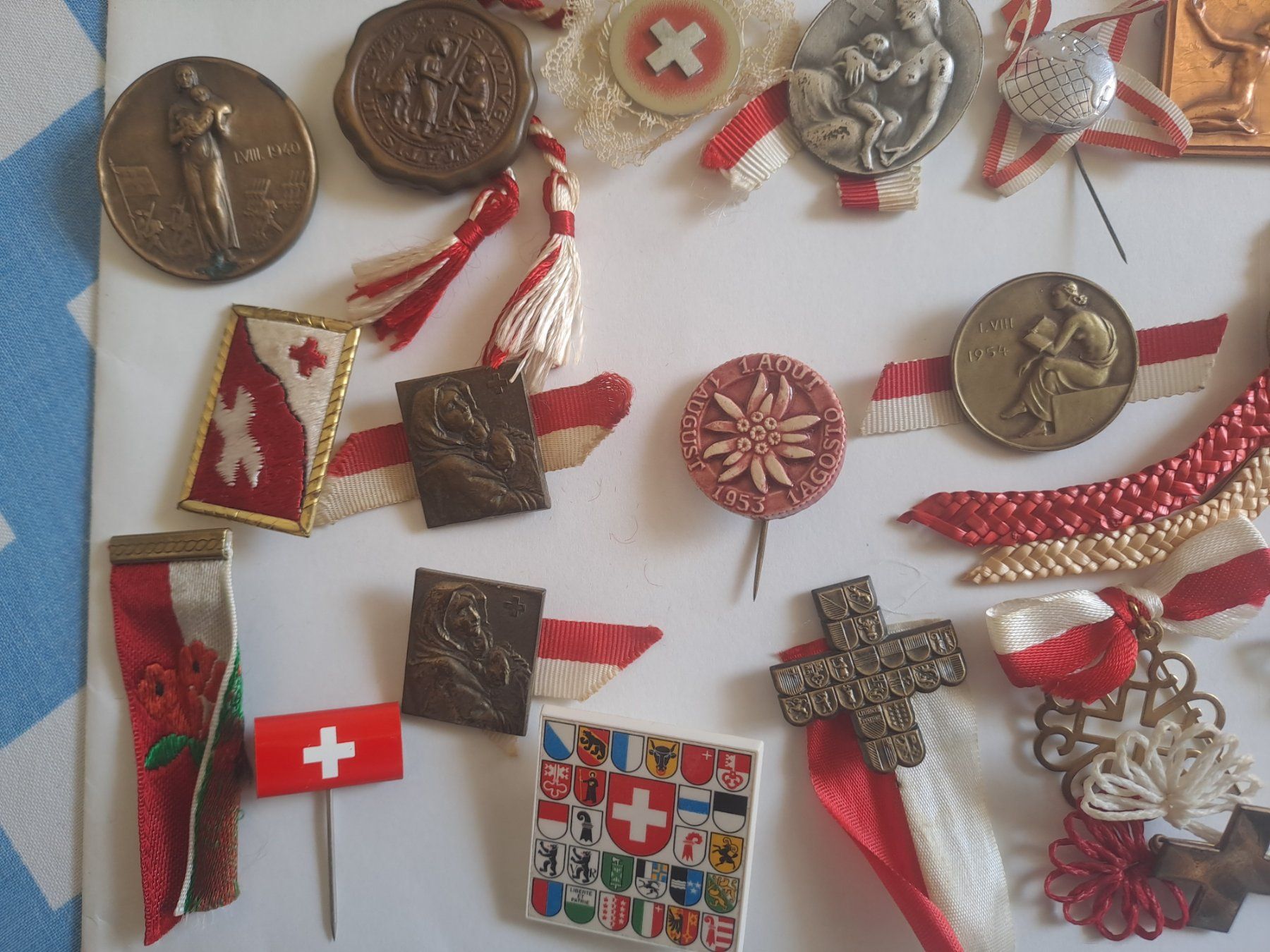 Swiss Plaketten & Abzeichen: INSIGNES DU 1ER AOUT – Gebraucht aus LAUSANNE von KWEW 5