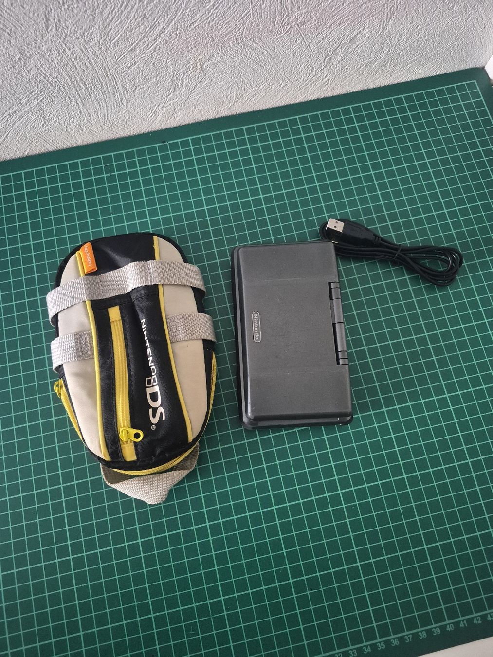 Nintendo Konsolen: Nintendo DS with Case and USB Cable Grey – Gebraucht aus Meyrin von Retro-GZ