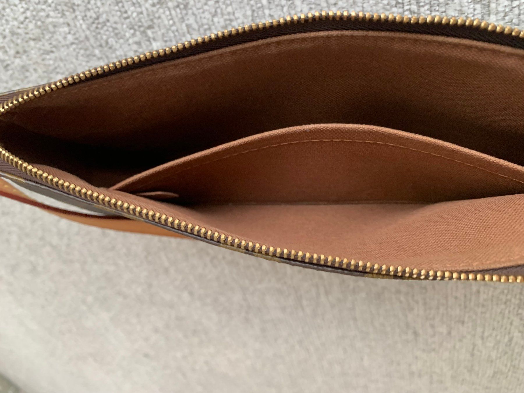 Louis Vuitton Sacs femmes: Pochette Louis Vuitton Accessoires toile Monogram – D'occasion à genève par MICRA 4